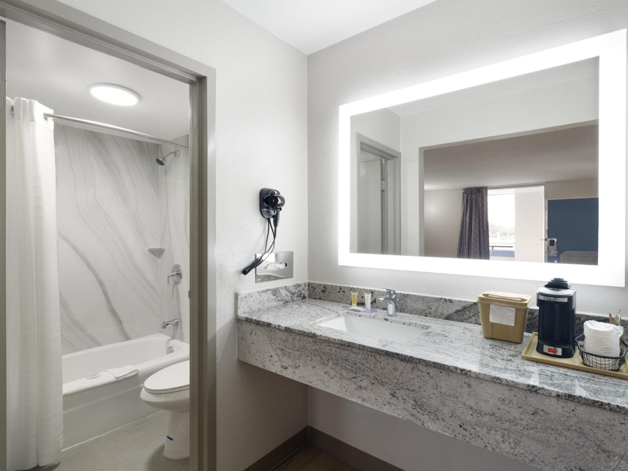 Days-Inn By Wyndham Montgomery I-85 Luaran gambar
