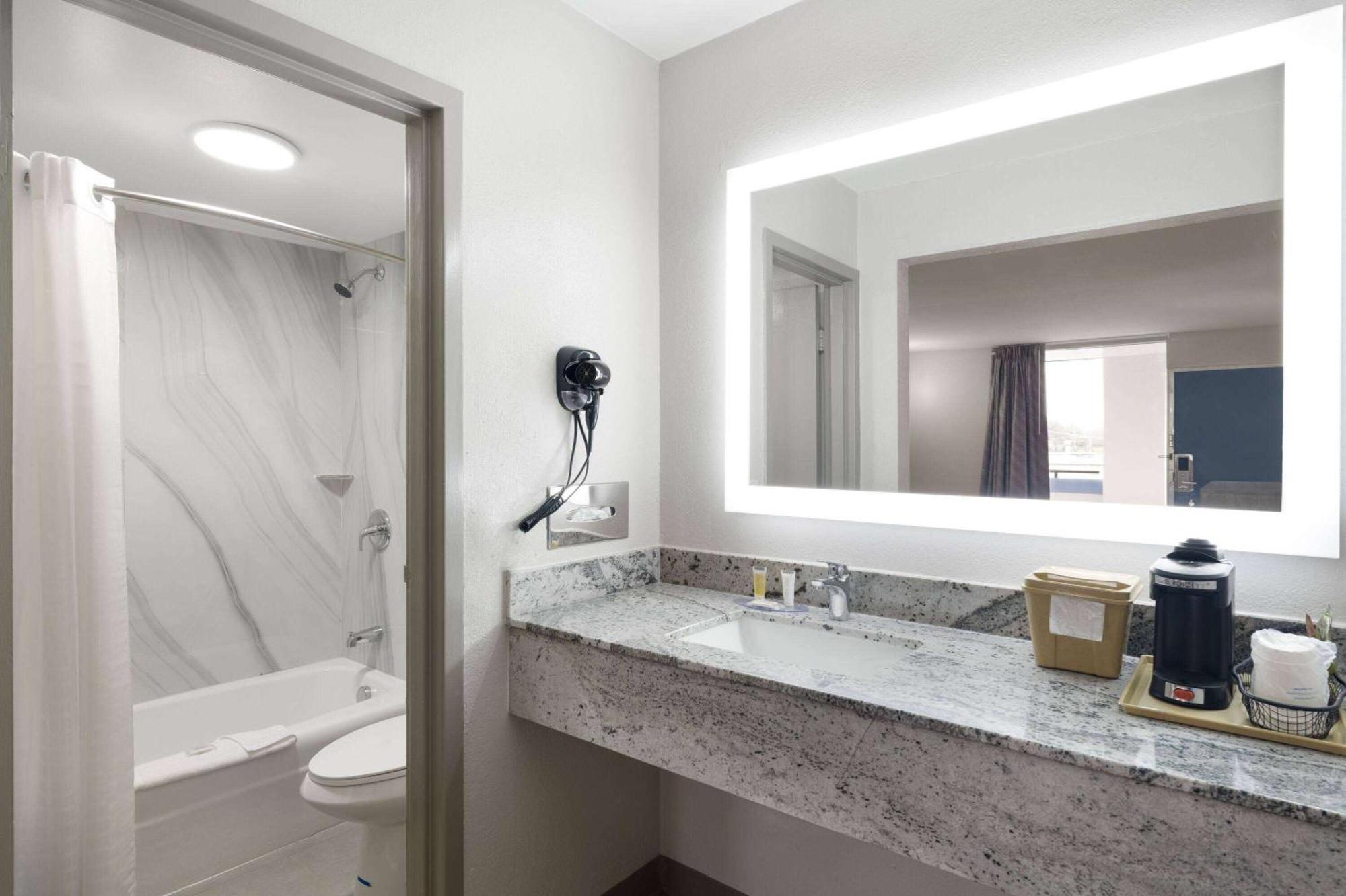 Days-Inn By Wyndham Montgomery I-85 Luaran gambar