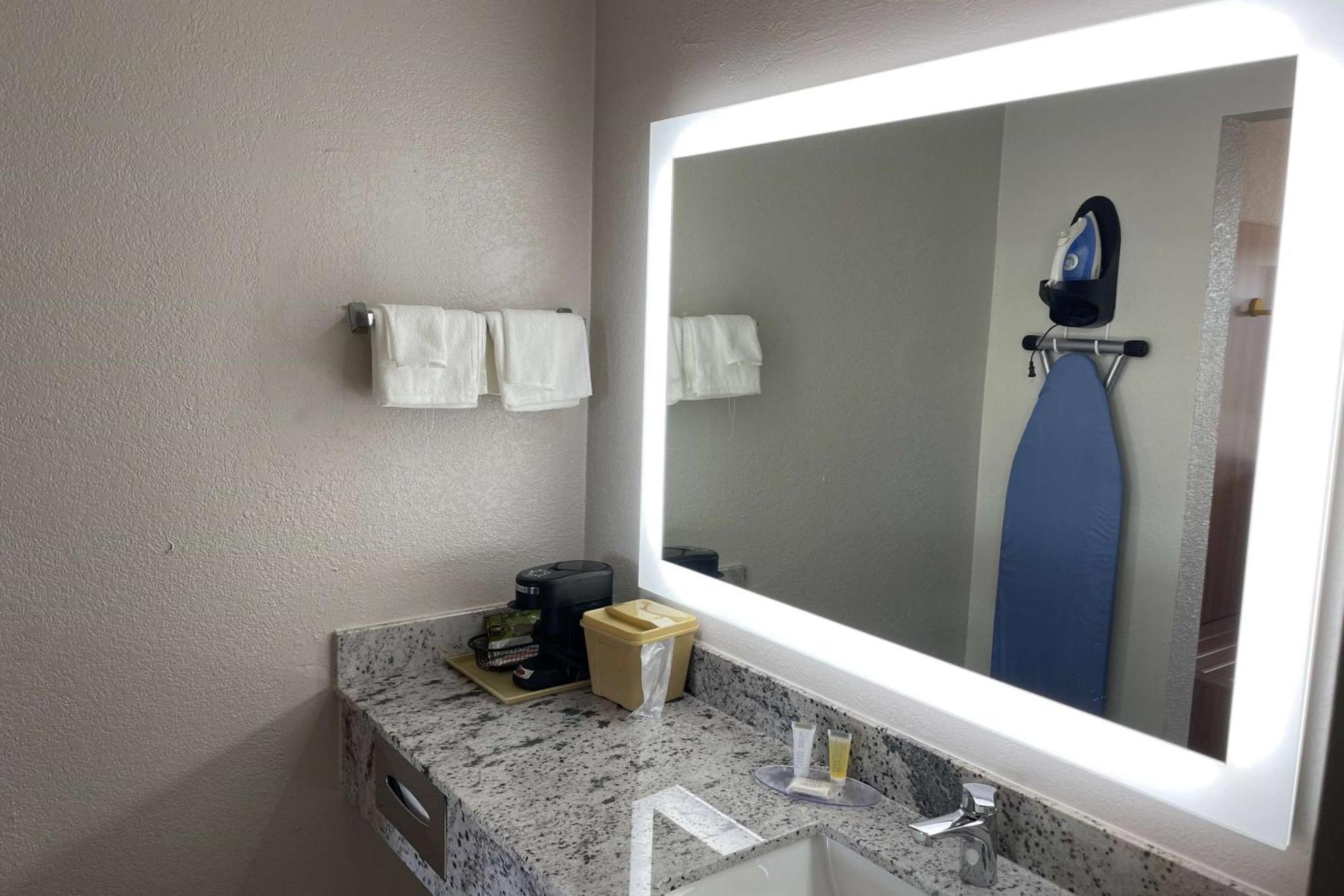 Days-Inn By Wyndham Montgomery I-85 Luaran gambar